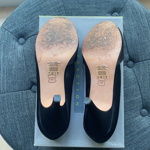 Like New! Satin heels w bow SO CUTE! - Picture 6 of 6